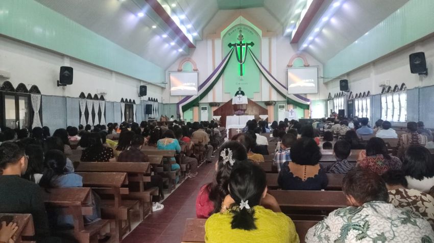 Lancarkan Perjalanan Warga Menuju Gereja,Personel Sat Lantas Polres Tanjung Balai Laksanakan Pengaturan Arus Lalu Lintas