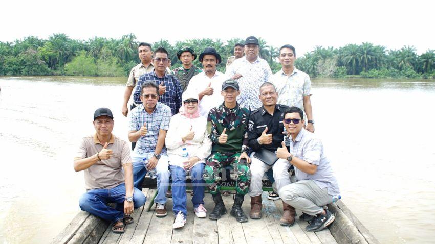 Tinjau Sasaran Fisik Kegiatan TMMD, Plt Bupati Labuhanbatu Bersama Dansatgas Naik Perahu Getek