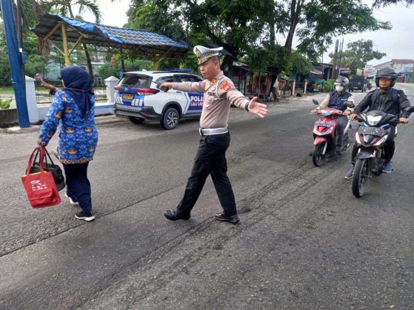 Kasat Lantas Polres Batu Bara AKP HW.Siahaan Langsung Pimpin Pengaturan Lalin Disaat Jam Padat