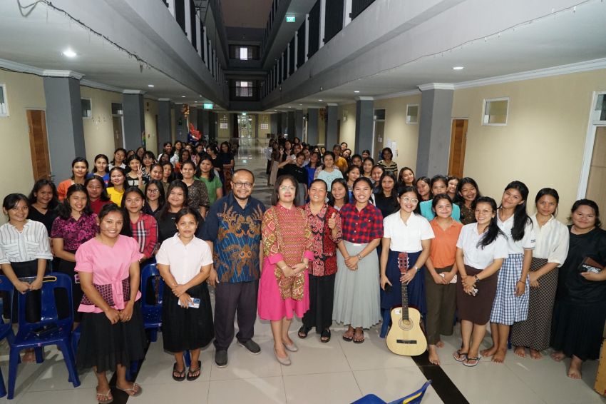 Anggota DPD RI Dr Badikenita Sitepu SE.SH.M.Si Sosialisasi 4 Pilar Kebangsaan  Bersama Anak Asrama Putri Nommensen Siantar