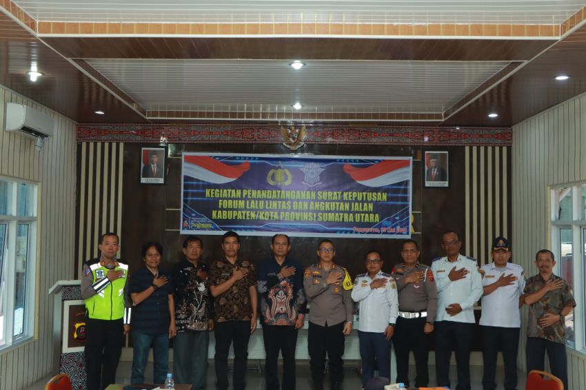 Polres Samosir dan Pemkab Samosir Ikuti Penandatanganan SK Forum Lalu Lintas dan Angkutan Jalan