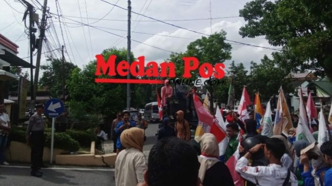 PKS Pulo Padang Menuai Masalah, Dua Kelompok Masyarakat Demo Polres Labuhanbatu