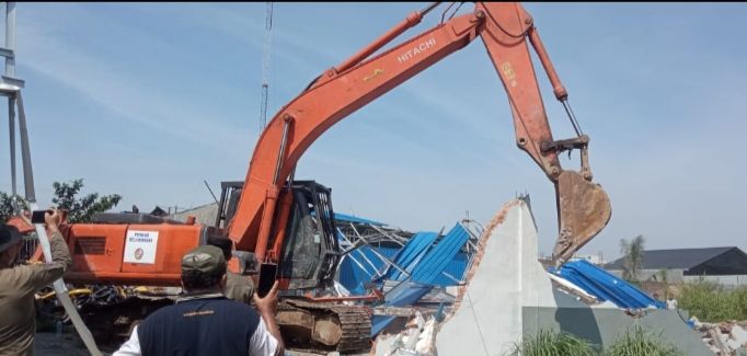 Satpol PP DS Rubuhkan Gudang Tanpa IMB di Lahan PTPN II Sampali