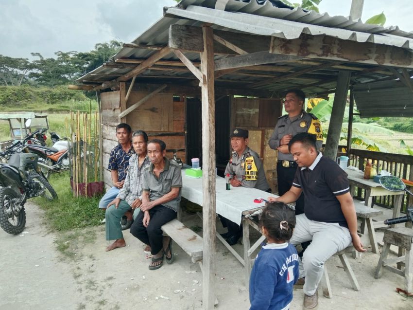 Bhabinkamtibmas Polres Samosir Imbau Warga untuk Ingat Dalihan Natolu dalam Berpolitik
