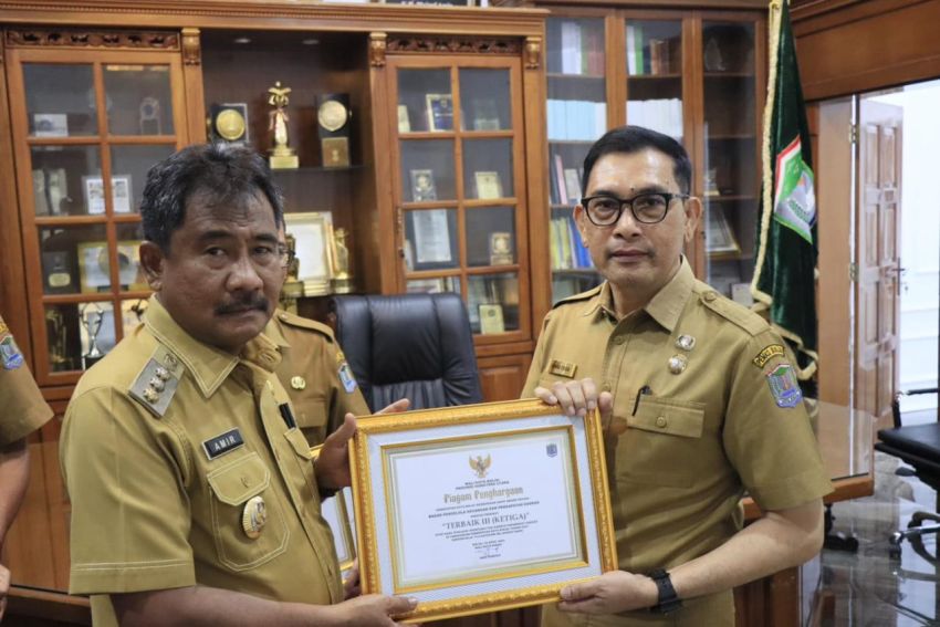 Wali Kota Binjai Berikan Penghargaan Terbaik Kepada Perangkat Daerah Atas AKIP SKPD
