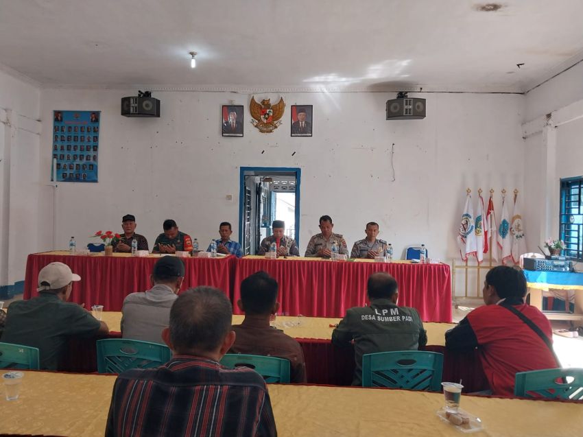 Kasat Binmas Polres Batu Bara Sosialisasi Kamtibmas di Aula Kantor Kades Sumber Padi