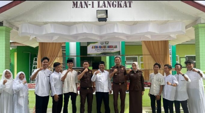 Program JMS : Kejari Langkat Beri Penyuluhan Hukum di MAN 1 Tanjung Pura