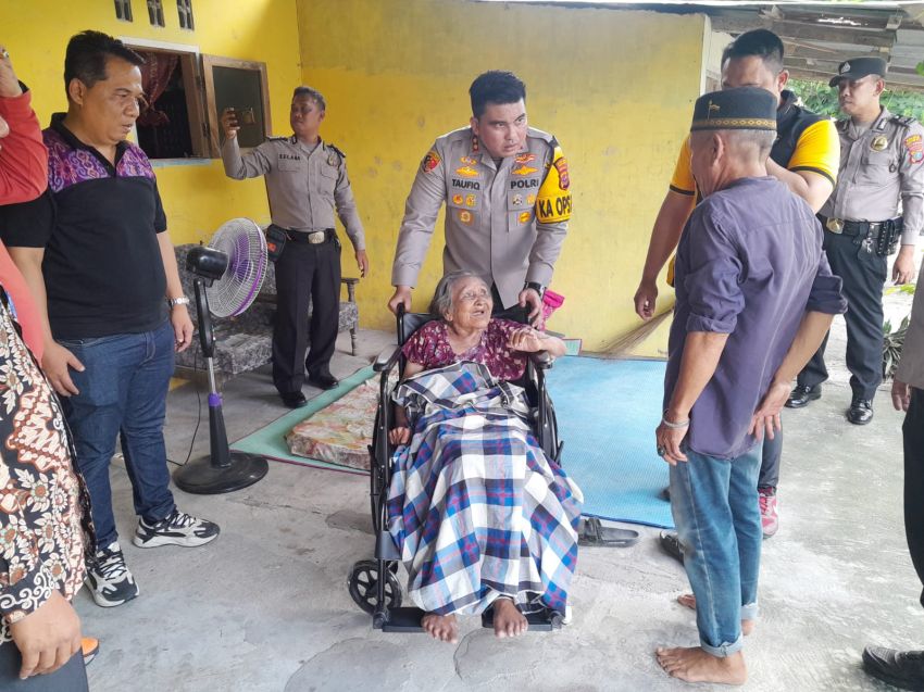 Jumat Barokah.Kapolres Batu Bara AKBP Taufiq Hidayat Thayeb Serahkan Kursi Roda Kepada Nenek Minik