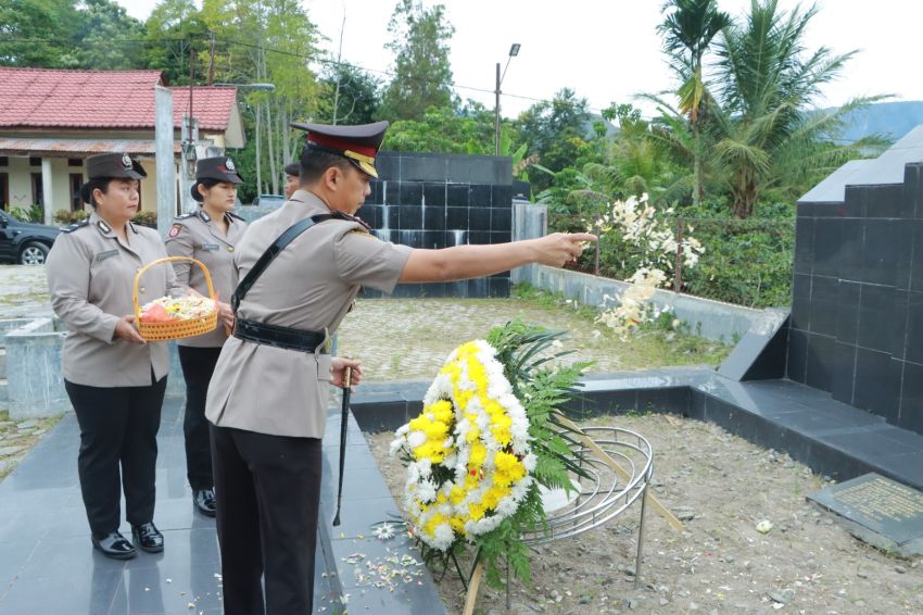 Kapolres Samosir Pimpin Ziarah dan Tabur Bunga di Taman Makam Pahlawan untuk Tingkatkan Semangat Juang Personil