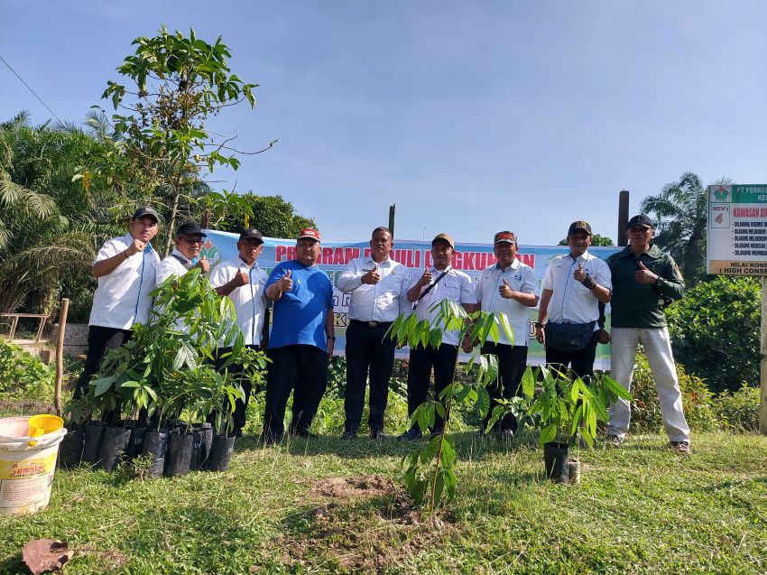 Peringati Hari Lingkungan Hidup Sedunia, PTPN IV Regional II Kebun Tinjowan Tanam 50 Pohon