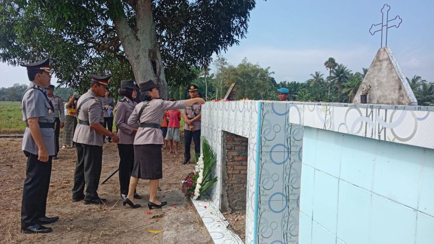 Sambut Hari Bhayangkara ke 78, Polres Batubara Upacara Ziarah di Taman Makam Ipda  Anumerta Martua Galingging