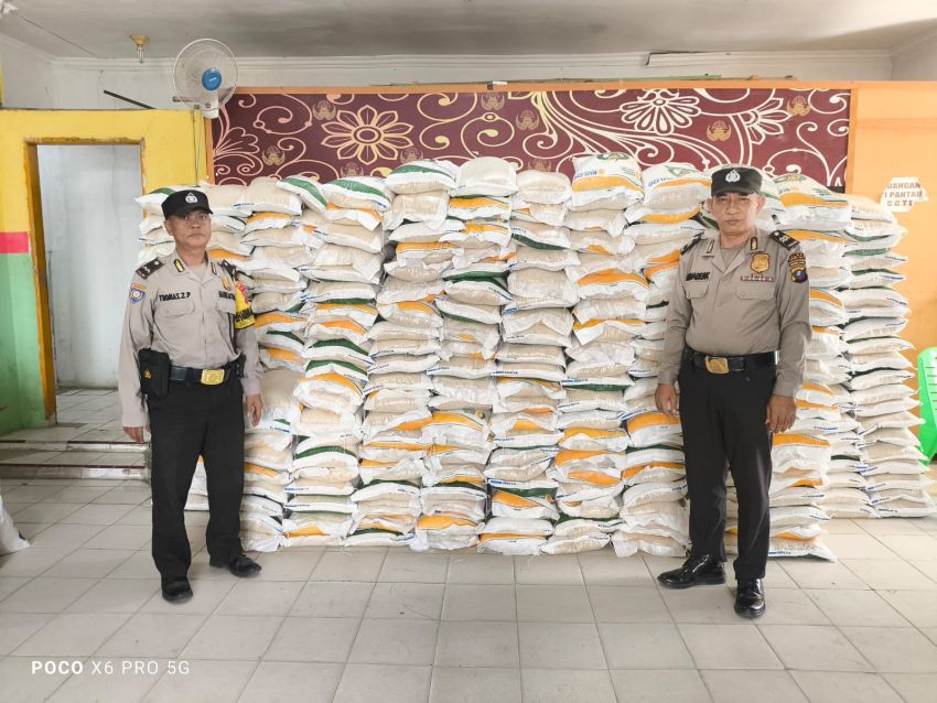 Pastikan Pendistribusian Beras Berjalan Kondusif, Polres Tanjung Balai Hadir di Lokasi Kegiatan