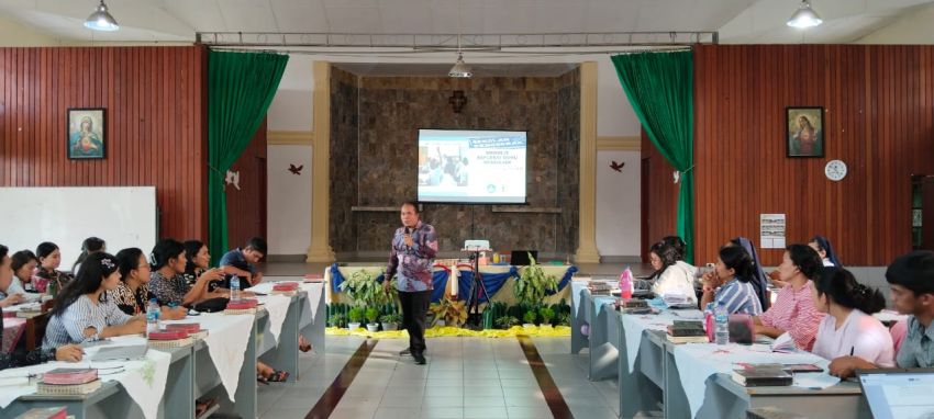 Akademisi Unimed Dr.Dionisius Sihombing Bekali Guru YPHK Menulis Narasi Refleksi Tugas Pembelajaran