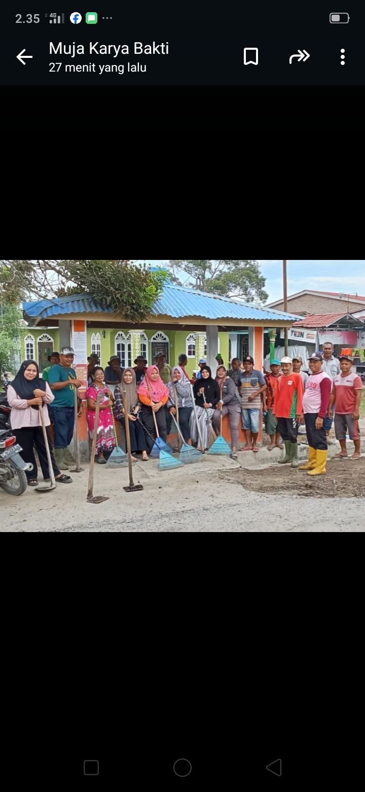 Bersama Perangkat Desa dan Kadus,PJ Kades Tanah Tinggi Gotong Royong Bersih Bersih Jalan Desa.