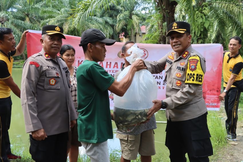 Dukung Ketahanan Pangan, Kapolres Pematangsiantar Tebar 1000 Benih Ikan Nila