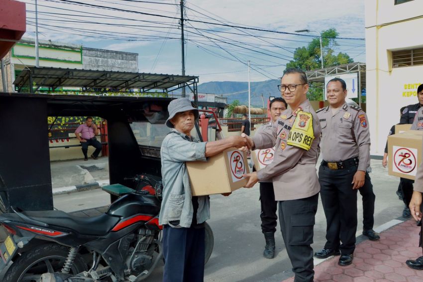 Hari Bhayangkara ke-78, Polres Samosir Bakti Sosial Salurkan 500 Kotak Sembako
