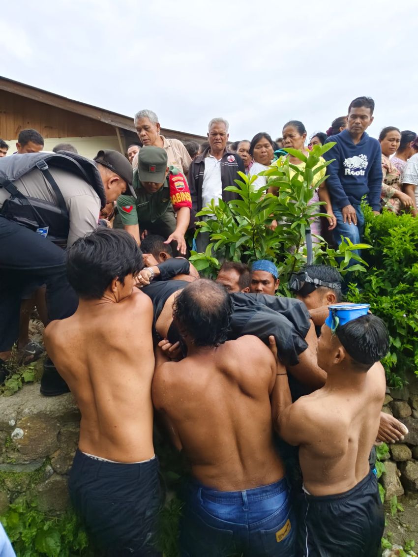 Polsek Simanindo, Sat Pol Airud Polres Samosir Berhasil Temukan Martua Sihaloho Korban Tenggelam di Danau Toba