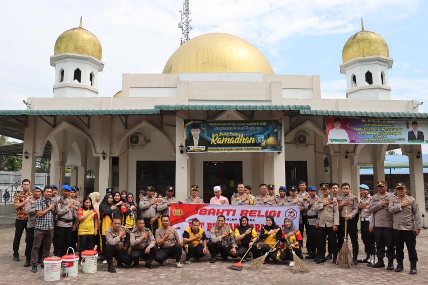 Jelang Hari Bhayangkara ke-78, Polres Tanjung Balai Gelar Bhakti sosial Religi Bersihkan Rumah Ibadah