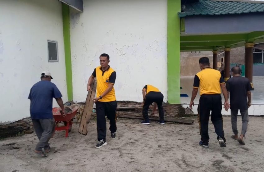 Polsek Indrapura Berbagi Bansos Kepada Warga Masyarakat Desa Kuala Indah