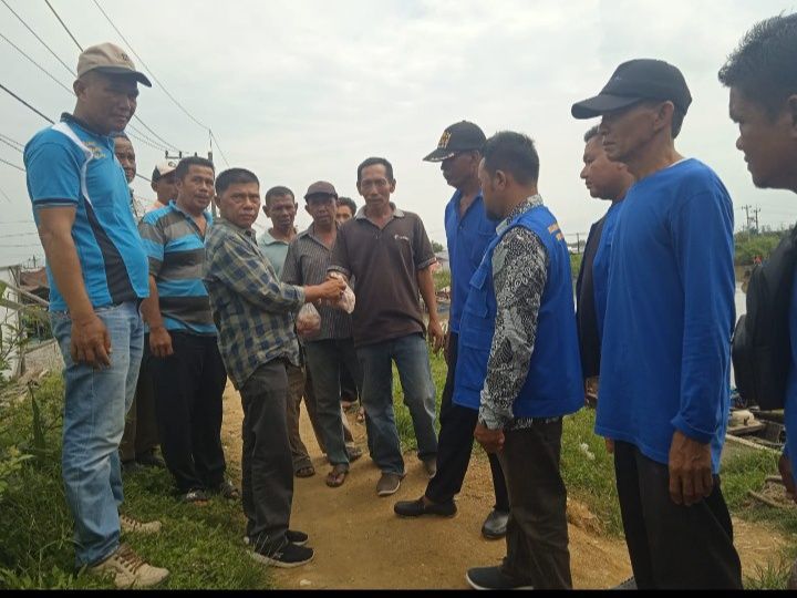 HNSI Medan dan Relawan Wak Young Bagikan Daging Ayam Potong Pada Warga Nelayan