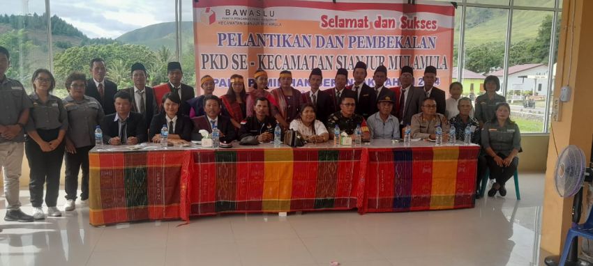 Polsek Jajaran Hadiri dan Amankan Pelantikan Panitia Pengawas Pemilihan Umum Kelurahan Desa se-Kabupaten Samosir
