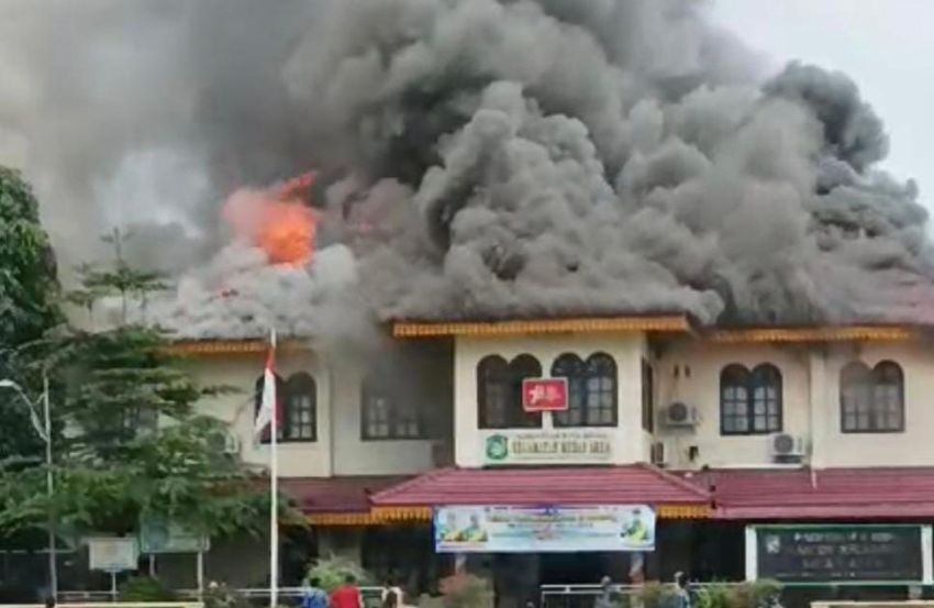 Kantor Camat Medan Area Terbakar, Petugas Pemadam Terluka