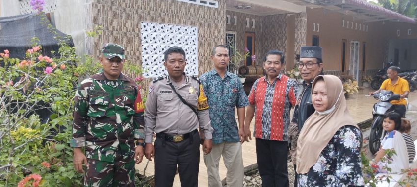 Menghadapi Pilkada Serentak 2024, Bhabinkamtibmas Polsek Lima Puluh Bersosialisai dan Berikan Edukasi Pada Warga