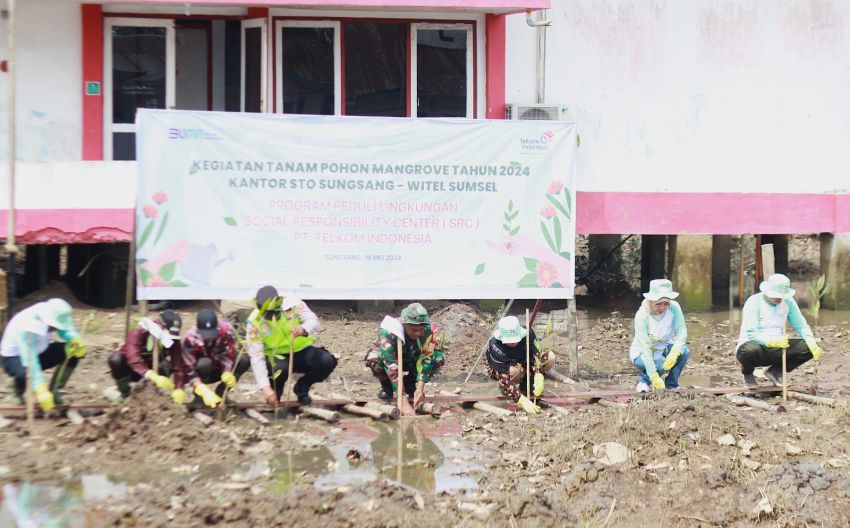 Jaga Keseimbangan Ekosistem Darat dan Pesisir, Telkom Tanam 200 Mangrove di Wilayah Kantor STO Sungsang