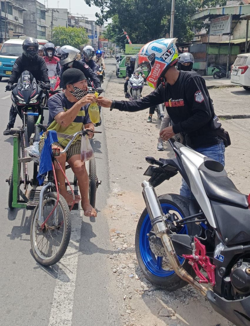 Aksi Berbagi Komunitas CBR Sempurnakan Kemenangan Pebalap Honda di Mandalika