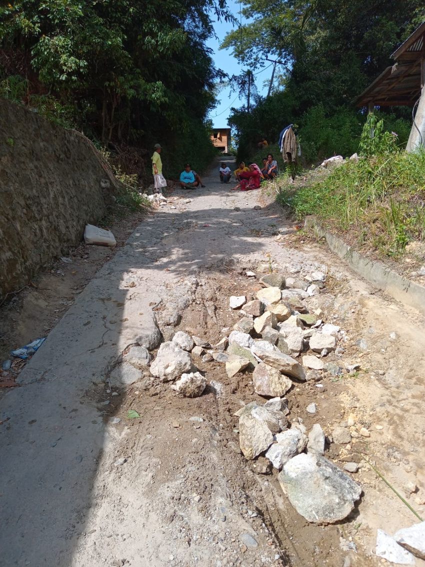 Perbaiki Jalan Rusak, Warga Sirundi Gotong Royong Dengan Dana Swadaya Masyarakat