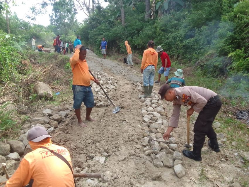 Sinergitas Bhabinkamtibmas, Pemerintah Desa dan Masyarakat Perbaiki Jalan Penghubung di Onanrunggu