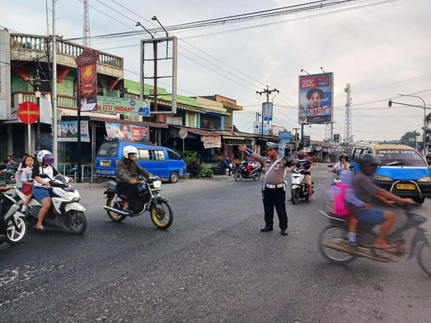 Cegah Kecelakaan Lalu Lintas, Personil Polres Batubara Laksanakan Strong Point Dijalan Raya