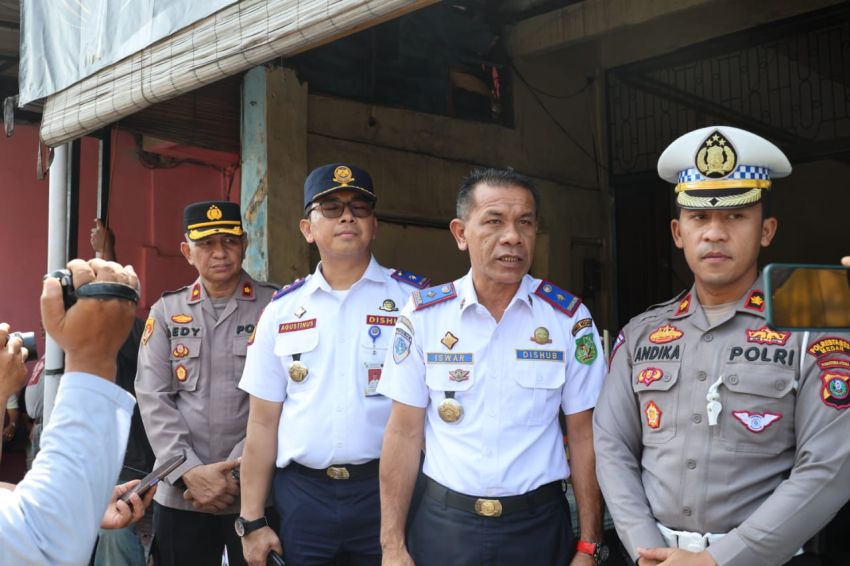 Turun langsung pada Penertiban Lalu lintas di Jalan Jamin Ginting, Kadishub Sumut Dorong Operator Angkutan Patuhi Aturan Pool.