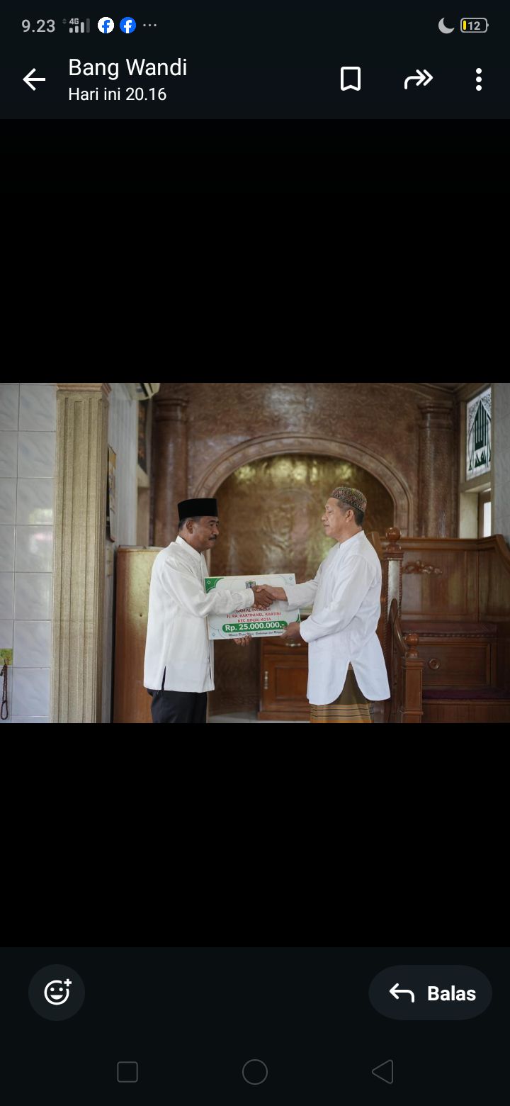 Sholat Jumat di Masjid Al Insyirah, Wali Kota Binjai Serahkan Dana Hibah