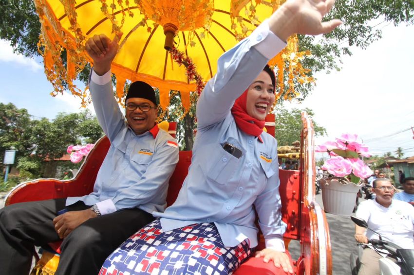 Pasangan Asri-Lom Lom Diiringi Ribuan Masyarakat Mendaftar ke KPU
