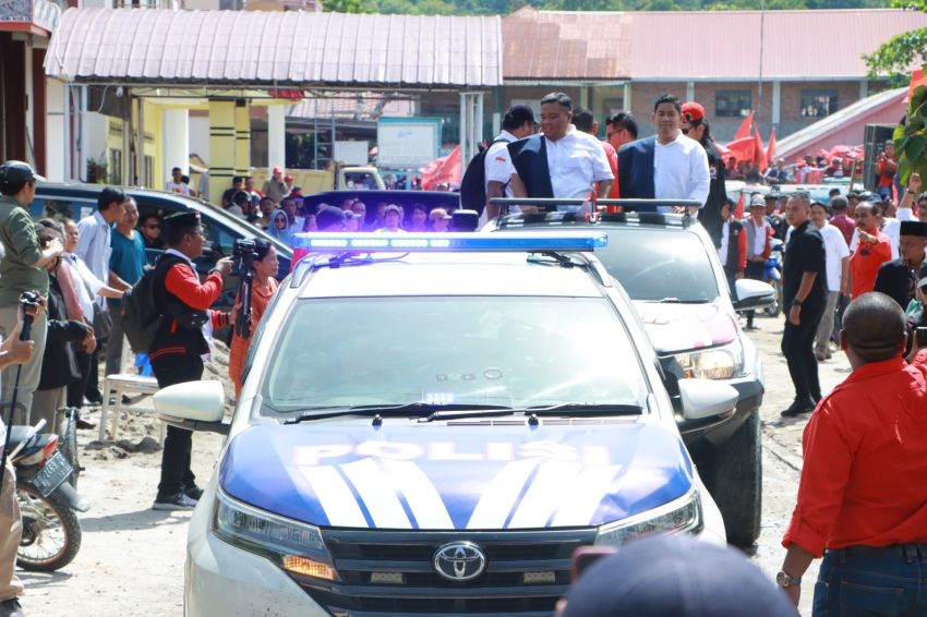 Daftar ke KPU, Ribuan Simpatisan Pasangan Calon Kepala Daerah Kabupaten Samosir Freddy Situmorang dan Andreas Simbolon Dikawal Ketat  Polres Samosir