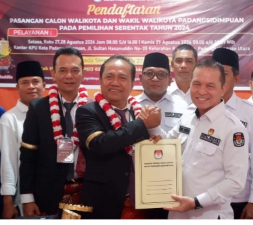 Paslon Hapendi Daftar Pagi, Paslon Irsan Daftar Sore di KPU Padangsidimpuan