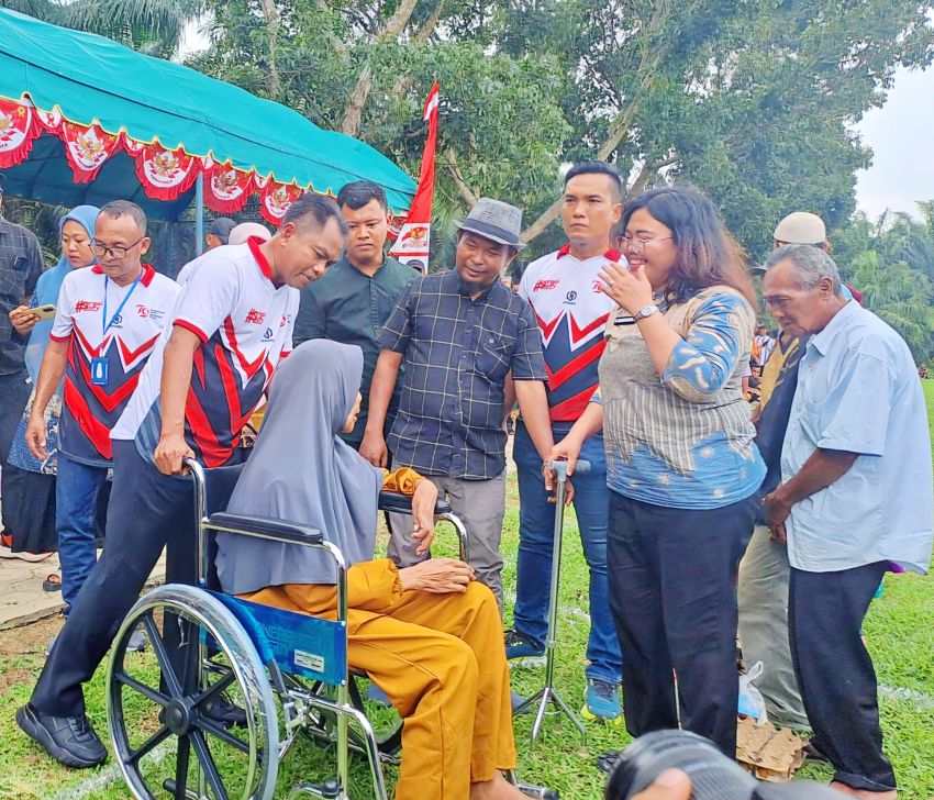 Polres Sergai Dukung Pembukaan Turnamen Sepakbola, Ibu Ngatini Semringah Menerima Kursi Roda