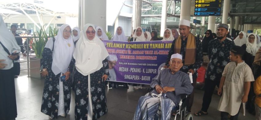 Lantunan Shalawat Menggema Di Bandara Kualanamu Sambut Kepulangan Abuya Syeikh Amran Wali Al-Kholidi