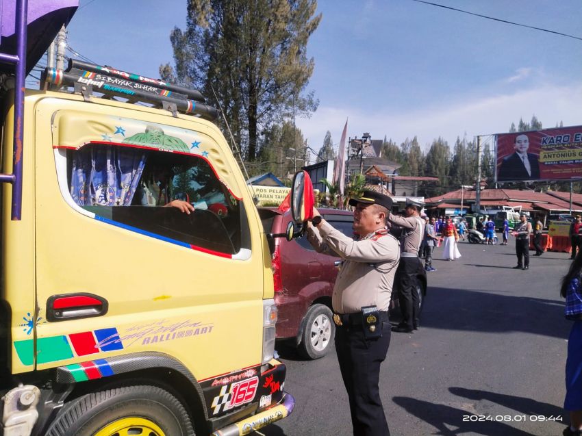 Sambut HUT RI ke-79,Kapolsek Berastagi dan Danramil 03/Berastagi Bagi bagi Bendera Merah Putih