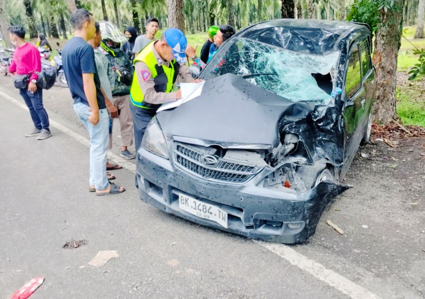 Polres Sergai Tangani Lakalantas Mobil dan Sepeda Motor, Satu Keluarga Tewas