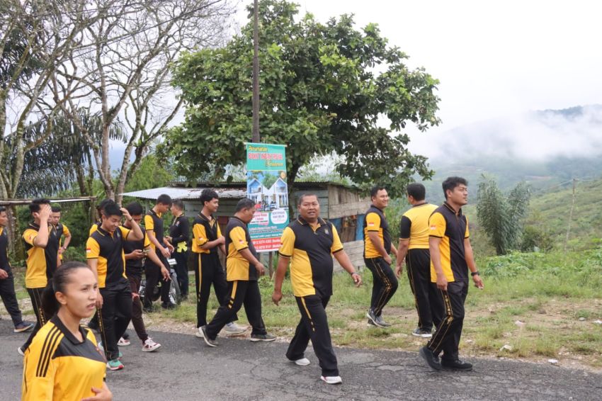 Sambil Menikmati Pemandangan, Kapolres Pakpak Bharat Ajak Personil Laksanakan Olahraga Raga Rutin