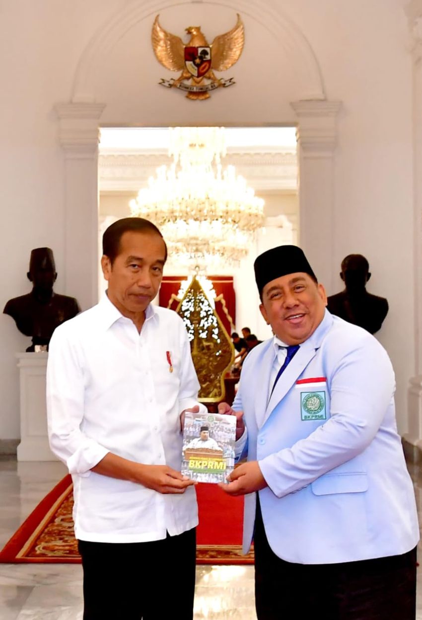 BKPRMI Berikan Penghargaan Bapak Peduli Guru Mengaji Kepada Jokowi dan perkenalkan calon ketua umum DPP BKPRMI di istana Presiden