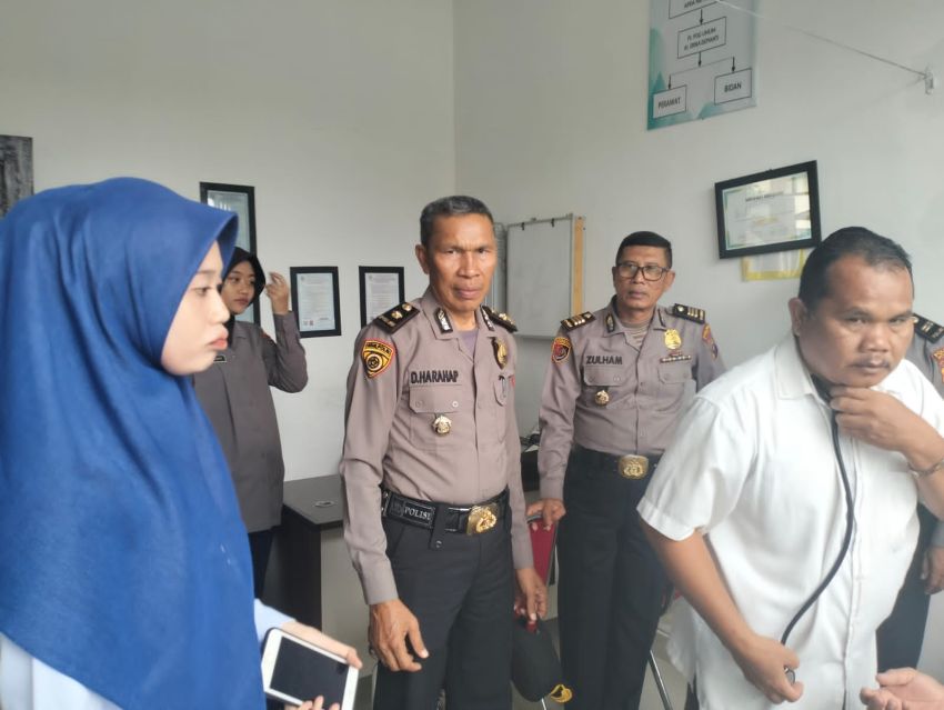 Usai Apel Pagi, Kabag SDM Polres Batu Bara Bersama PJU lainnya Tinjau Kesiapan Klinik di Mako Polres Layani Masyarakat Yang Berobat