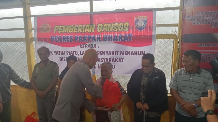 Kapolres Pakpak Bharat Berikan Bantuan Sosial Kepada  Masyarakat Kurang Mampu
