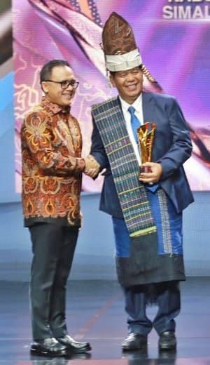 Bupati Simalungun Terima Penghargaan Pimpinan Daerah Awards 2024