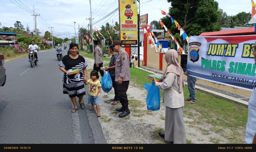Polsek Tanah Jawa Gelar Jumat Berkah, Bagikan Nasi Kotak & Sosialisasi Keselamatan Lalin