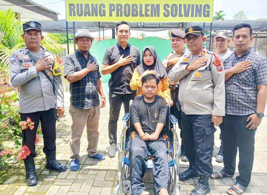 Implementasi Polisi Problem Solver Jumat Barokah, Kapolres Sergai Peduli Disabilitas Serahkan Kursi Roda