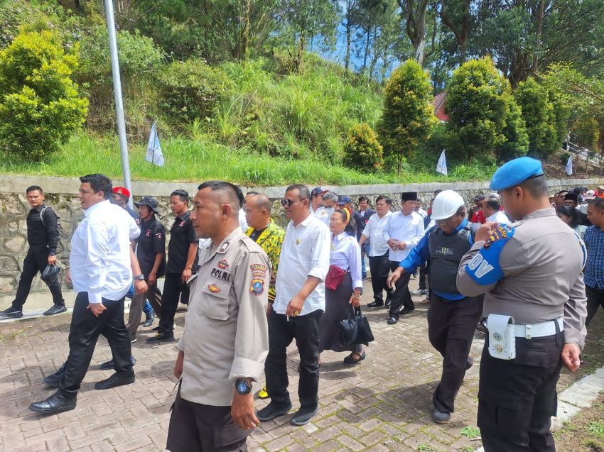 Polres Samosir Amankan Deklarasi dari Bakal Pasangan Calon Bupati dan Wakil Bupati Samosir Vandiko Gultom dan Ariston Sidauruk