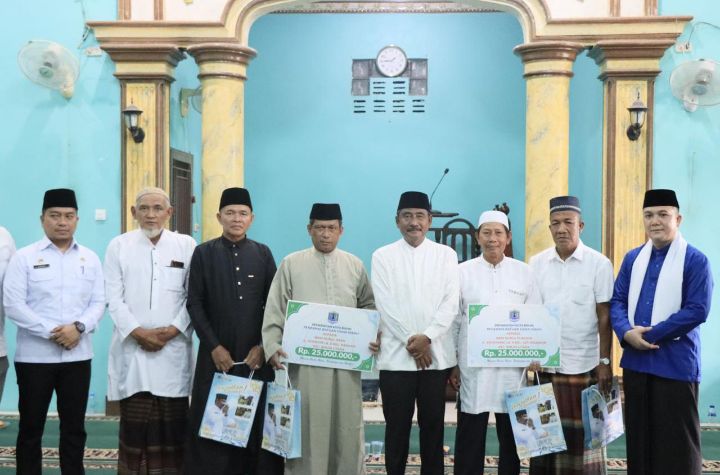 Wali Kota Sholat Jumat Berjamaah Sekaligus Serahkan Dana Hibah Kepada Dua Masjid Di Binjai Utara